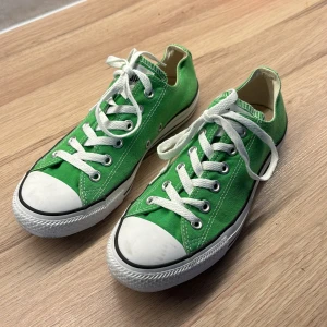 Converse All Star - Skicket är helt perfekt, inte trasiga eller smutsiga på nåt sätt. De är inte använda mer är två gånger. Jag köpte de för 700kr och säljer de för 150kr, men priset går att pruta ner.
