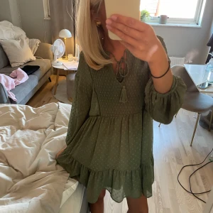Zara klänning i militärgrönt - Aldrig använd jätte fin grön klänning från Zara