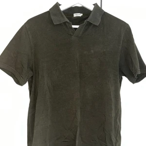 Filippa K piké - Mörkgrön Filippa K piké i bra skick. Storlek medium.