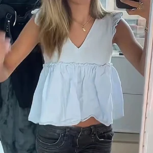 Zara topp - En jättefin blå topp från zara som är perfekt till sommaren. Toppen är stor i storlek så jag skulle säga att den passar S-M. Köparen står för frakten❤️