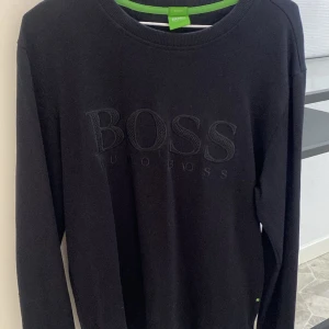 Hugo boss - Hugo boss hoodie, ganska stor för mig. Sällan använd, passar både tjejer och killar