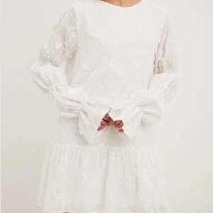 Vit klänning  - Säljer denna fina klänning från nakd som återigen är slutsåld, den är aldrig använd och har tillomed prislapp kvar:)