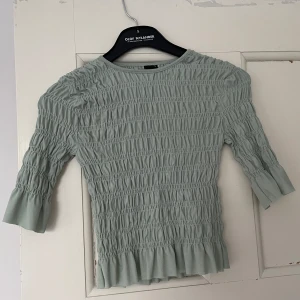 Söt topp från Gina tricot - Använd 2 gånger, passar stl S/36