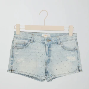 Low Waist shorts  - Säljer ett par oanvänd shorts från Gina Young, dom är helt slut på nätet. Inga defekter hör av er om frågor❣️