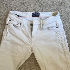 Säljer ett par svin snygga vit jeans i storlek W25 L31! Passar mig som e 154!pris kan diskuteras på jeansen har några smuttsfläckar längst ner. 