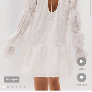 Vit sommarklänning - Säljer denna klänningen från nakd! Den är helt oanvänd och lappen är kvar.  Storlek 36❤️❤️