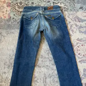 Snygga lee jeans i väldigt bra skick , obs inte skinny jeans dom är straight/ bootcut