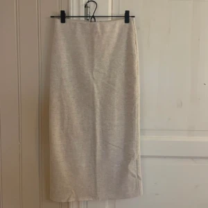 Beige stickad kjol från zara - Storlek Xs/s