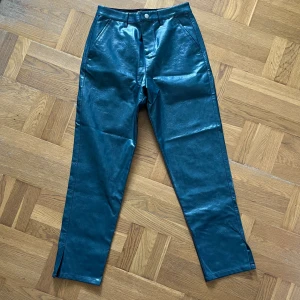 Blå skinnbyxor Asos - Blå skinnbyxor i läderimitation från Asos
