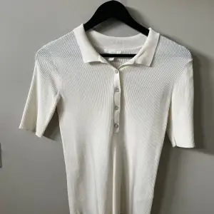 Stilren ribbad T-shirt med krage från H&M. Väldigt sparsamt använd
