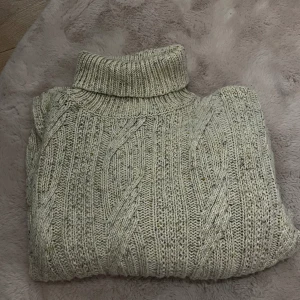 Stickad tröja - Stor stickad tröja från monki. 