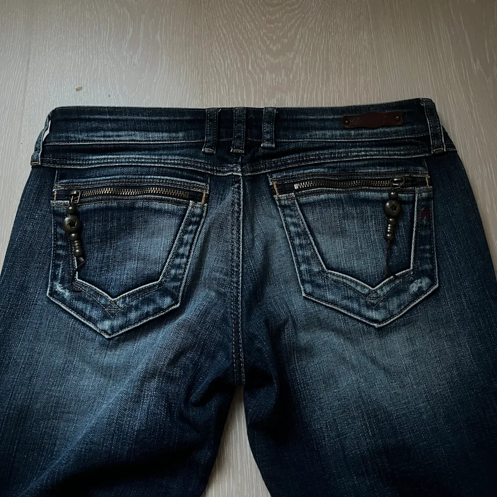 Lågmidjade Replay Jeans nyskick. Säljer då de är lite för stora för mig. Dom har också coola detaljer på dragkedjorna på bakfickorna🥰. Jeans & Byxor.