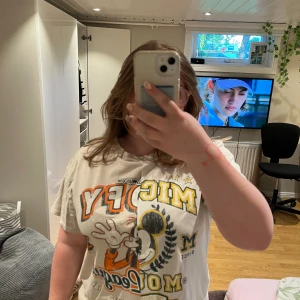 T-shirt - En T-shirt med 2 olika färger, ena sidan beige och andra sidan brun