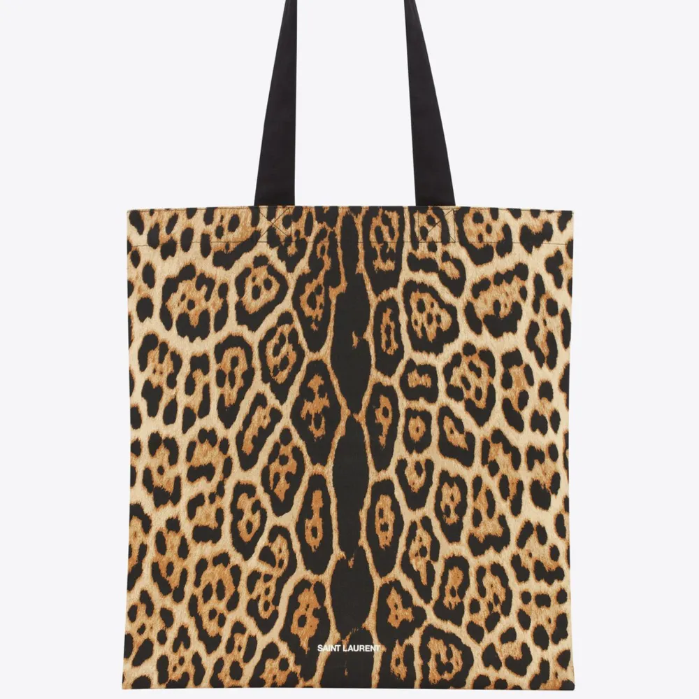 Yves Saint Laurent leopard tote.  Slut på hemsidan. Köpt för 75 euro (875 kr)  Säljer endast vid bra bud!❤️‍🔥. Väskor.