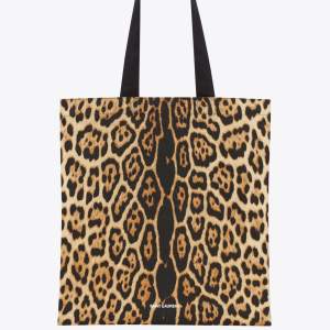 Yves Saint Laurent leopard tote.  Slut på hemsidan. Köpt för 75 euro (875 kr)  Säljer endast vid bra bud!❤️‍🔥