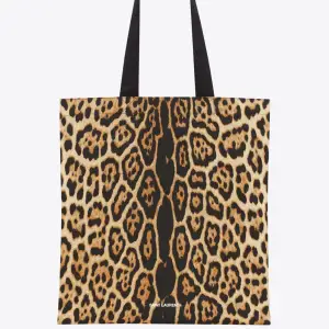 Yves Saint Laurent leopard tote.  Slut på hemsidan. Köpt för 75 euro (875 kr)  Säljer endast vid bra bud!❤️‍🔥