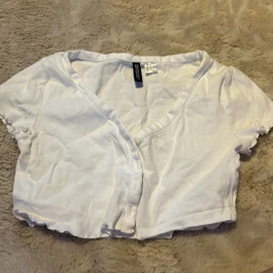 Super sött topp - Använd 3 ggr ungefär. Inga fläckar/skador. Som en magtröja. 