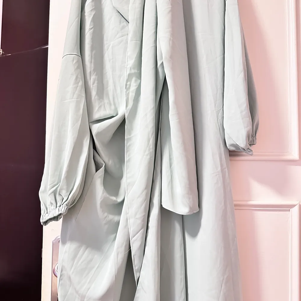Abaya med fastsydd slöja ONE SIZE, längd passar någon runt 150cm Nyskick endast testade. Nypris var runt 600kr stk 200kr/st eller alla fyra för 600kr. Klänningar.