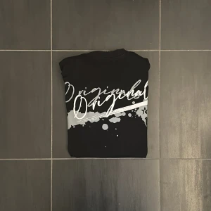 Laidback T-shirt - Skön T-shirt med fet tryck, unik och perfekt inför säsongen! Riktigt Laidback med Avicii vibes💯. Säljer eftersom jag köpte en ny T-shirt, men den är i riktigt bra skick och sparsamt använd! Hör gärna av er vid flera frågor och funderingar! 