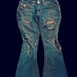 True religon jeans passar bot cut och har tapat en knapp på ena fivkan men annars i bra skik