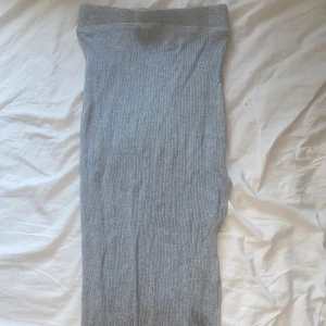 kjol - grå kjol men öpping vid benen, jätte bekvämt att ha, jag råka beställa 2 st då jag säljer ena här 