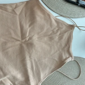 Linne - Säljer ett helt oanvänt linne från Zara i korall färg🧡 Storlek L men mer som S/M. 