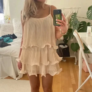 Volangklänning  - Säljer denna klänning i Xs. Inga defekter. Lånade bilder, skriv för egna!💕💕