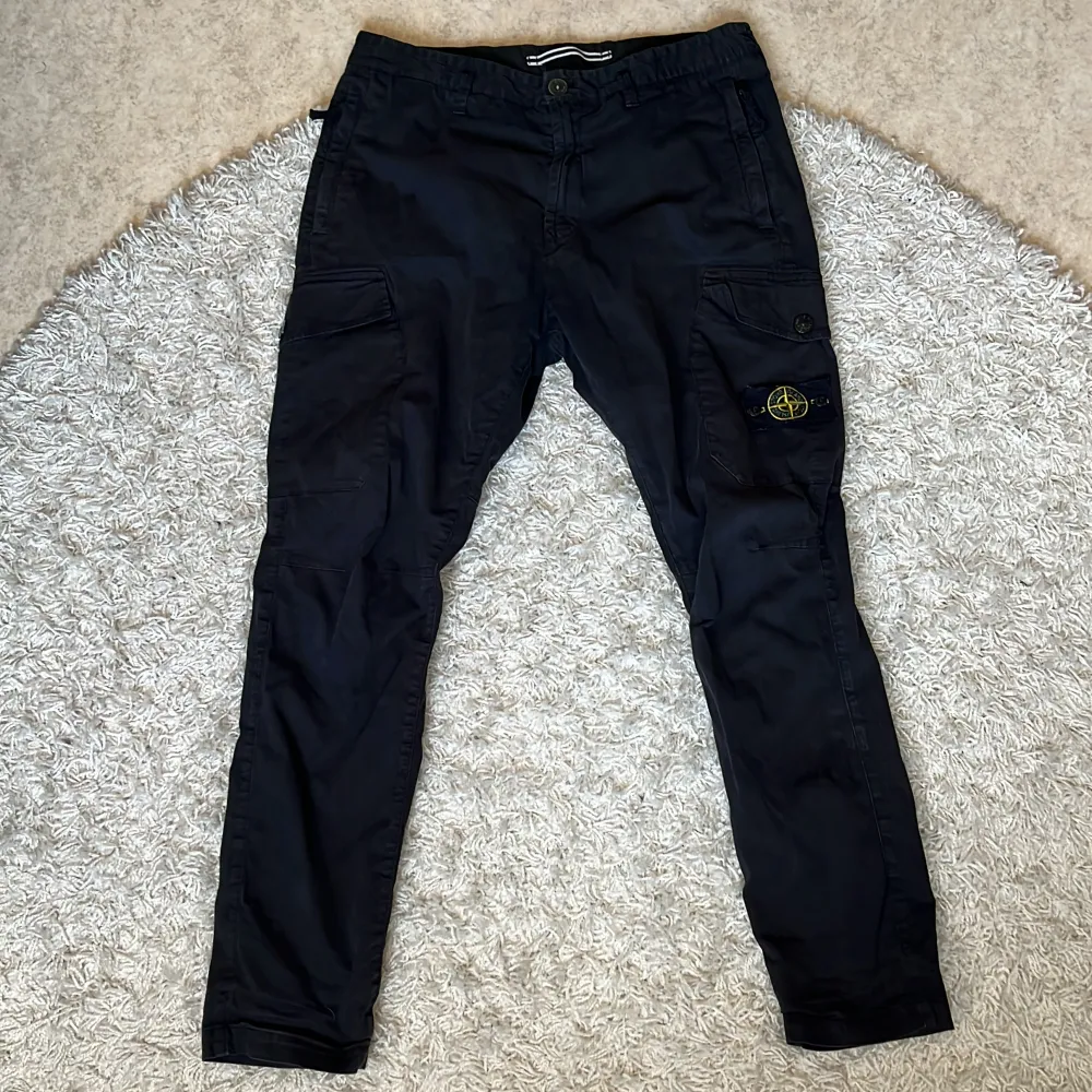 Stone island cargo byxor köpta second hand säljer då storleken inte passade. Väldigt fint skick inga hål eller fläckar. Storlek w33 tror det passar medium. . Jeans & Byxor.