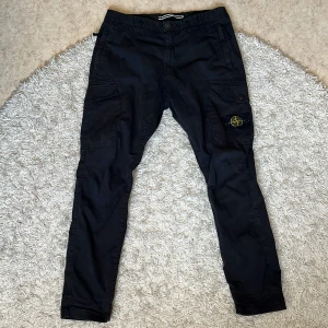 Stone island cargo byxa herr - Stone island cargo byxor köpta second hand säljer då storleken inte passade. Väldigt fint skick inga hål eller fläckar. Storlek w33 tror det passar medium. 