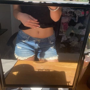 Blå kortbyxor - Mörkblåa kortbyxor med spets nertill!!De är i storlek 170, men passar mig dom brukar ha xs/S