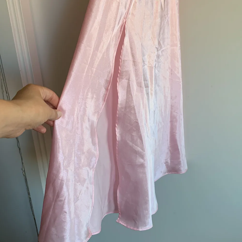 Slipdress i den finaste baby pink🥹 Perfekt till sommarens alla fester!  Står ingen storlek i plagget men uppskattar XS/S. Klänningar.