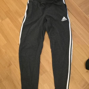 Adida byxa  - Väldigt fin skick