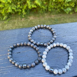 Armband  - Säljer ett par armband riktigt feta till sommaren. Skriv till mig privat vilken färg du vill ha. Svarta finns inte kvar 