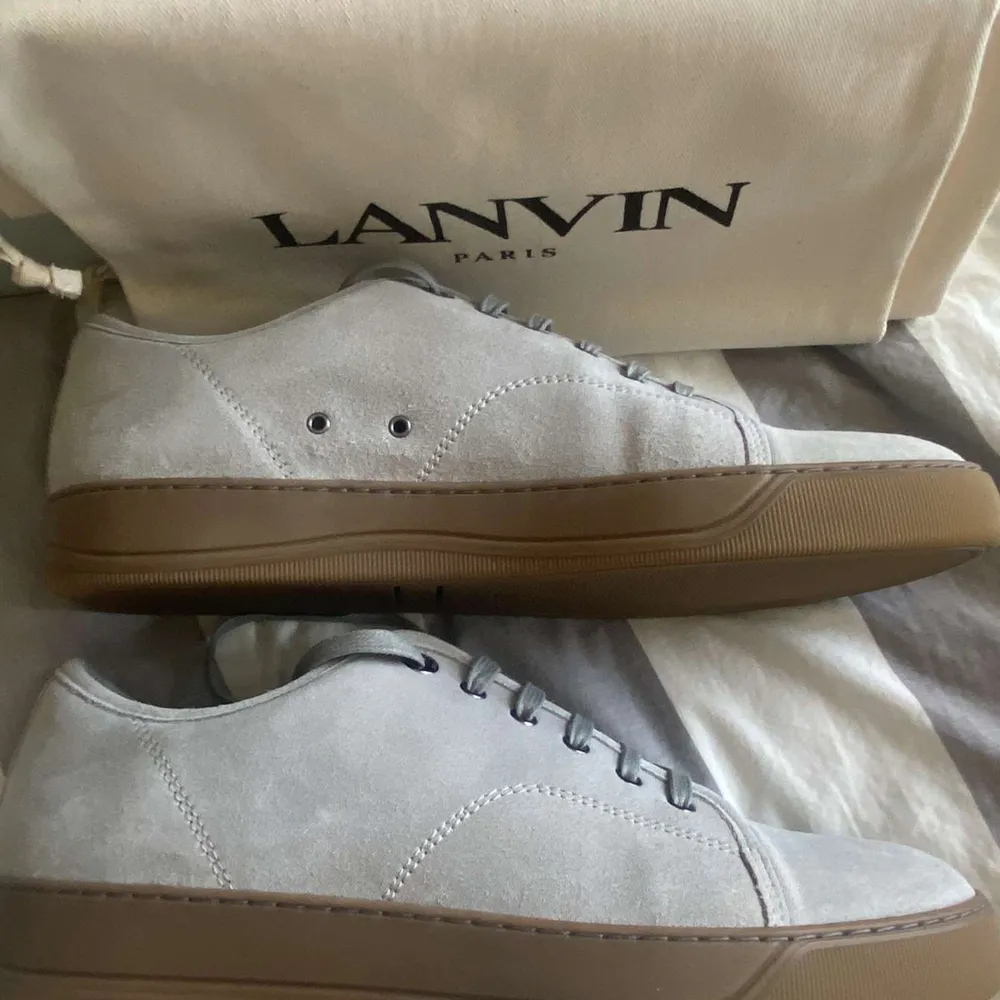 Säljer dessa unika och väldigt snygga Lanvins skor. Helt nya och allt medföljer. Möts upp i Stockholm eller skickas mot fraktkostnad. Kan skicka fler bilder om så önskas. Skor.