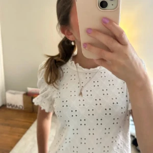 Vit blus - Säljer min fina blus, perfekt till sommaren💘