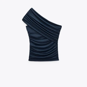 Zara topp - Så fin topp ifrån Zara i storlek M men skulle passa S lika bra! Toppen är nästintill oanvänd och säljs för 200kr +frakt