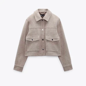 Zara kappa - Säljer min kappa ifrån zara som inte verkar komma till någon användning och har använts drygt 5 gånger, den passar perfekt nu till den svenska vår/sommaren 🩷🩷