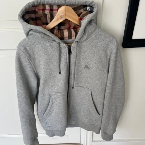 Burberry hoddie - Hej, säljer min burberry hoddie! Den är i super fint skick med inga flaws, den är storlek small! Hör av er vid intresse!