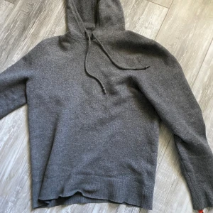 Kashmir tröja  - Säljer nu denna riktigt snygga Kashmir tröja i riktigt fint skick | den är storlek L men sitter som en M | jag säljer då jag vill köpa andra saker jag behöver istället | märket är Tommy hilfiger nypris runt 1800kr mitt pris 650kr ej hugget i sten.