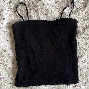 Topp - Ett populärt linne från Gina Tricot med smala axelband och dubbelt tyg längst upp så man kan ha den utan bh om man vill. Toppenskick utan defekter! Hör av dig vid funderingar! 