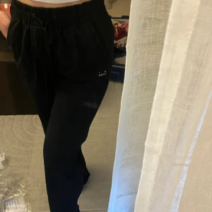 A-dsgn byxor - Byxor från a-dsgn, stl xxs, stora i stl