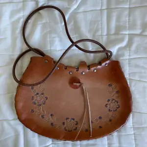 En handväska i läder med fina detaljer!