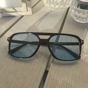 Solglasögon  - Riktigt snygga solglasögon!  som passar utmärkt nu till sommaren. Har du frågor eller funderingar är det bara att höra av dig!😀