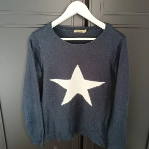 Tröja - Fin tröja med en stjärna från Serious Sally. Den är knappt använd. Finns inga fläckar eller uttdragna trådar på den