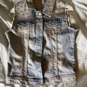 Jeansväst - Säljer denna skitcools jeansväst med nitar! 