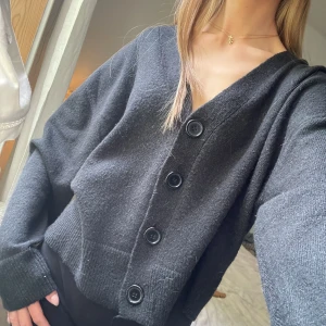 Svart cardigan🎀 - Super gullig och mysig svart kofta i stl 38 från asos egna märke. Använd fåtal gånger och är i nyskick. Perfekt till sommarkvällar💞🍸