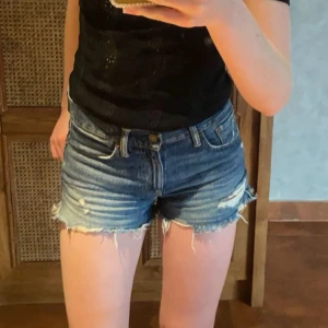 Jeansshorts  - Assnygga Ralph Lauren jeansshorts med slitningar i jättebra skick. Strl 25 och passar ungefär S, skriv vid frågor💓