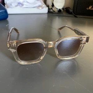 Chimi solglasögon - Solglasögon från chimi i modell 04 i färgen ecru och jättebra skick! Pris går att diskutera! Utan fodral