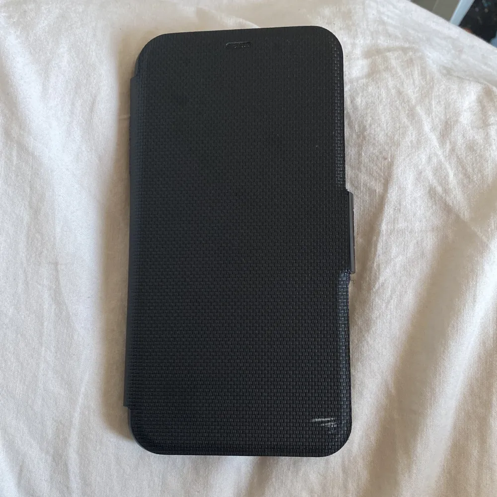 Det är ett iPhone xs max skal från gear4. Som är ett fodral så skärmen inte skadas om man tappar den. Muu.