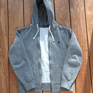 Grå Ralph Lauren zip hoodie | Storlek S men sitter lite mindre, kanske även passar XS | bra skick | Nypris: ca 2000 kr | Vårat pris: 499 kr